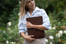 Eleganckie etui na MacBook 14 PRO M5 ze skóry naturalnej Baltan Sleeve ciemny brąz