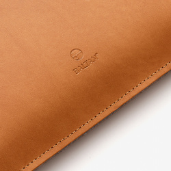 Eleganckie etui na MacBook 14 PRO M5 ze skóry naturalnej Baltan Sleeve brąz