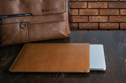 Eleganckie etui na MacBook 14 PRO M4 ze skóry naturalnej Baltan Sleeve brąz