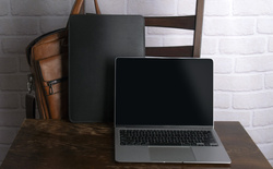 Eleganckie etui na MacBook Air 15 M2 ze skóry naturalnej Baltan Sleeve czarne