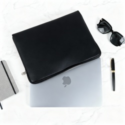 Eleganckie etui Baltan Zip Crocodilo czarne do MacBook Air 13 M4