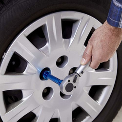 Klucz dynamometryczny Goodyear 42-210 Nm profesjonalny + 2 nasadki