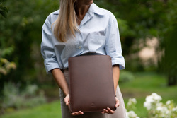 Eleganckie etui na MacBook 14 PRO M5 ze skóry naturalnej Baltan Sleeve ciemny brąz