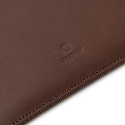 Eleganckie etui na MacBook Air 13 M2 ze skóry naturalnej Baltan Razor ciemny brąz