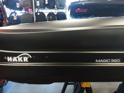 Box na dach Kufer Boks bagażnik dachowy Hakr Magic 320 Black Carbon